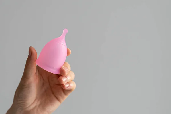 Ceașcă Menstruală Roz Reutilizabilă Mâna Femeii Conceptul Sănătate Femeilor Consumul — Fotografie, imagine de stoc