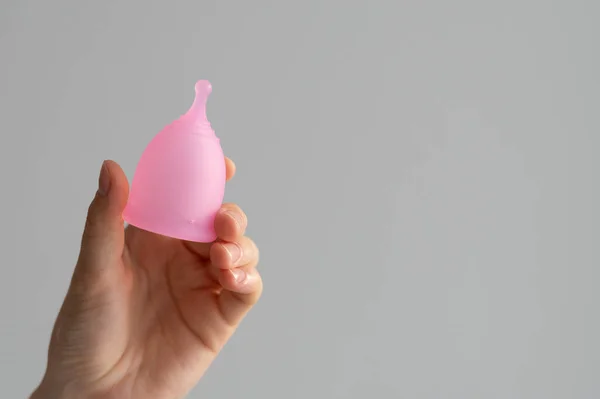 Cupa Menstruală Roz Mâinile Unei Femei Fundal Izolat Tema Menstruației — Fotografie, imagine de stoc