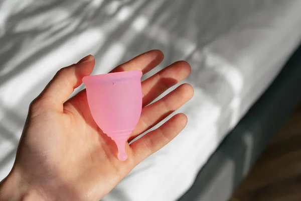 Ceașcă Menstruală Roz Află Mâna Femeii Alternativa Igienică Tampoanele Menstruale — Fotografie, imagine de stoc