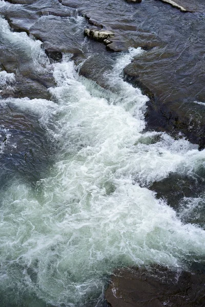 Büyük Hızlı Nehir Dikey Görüntü Soğuk Akar Köpük Oluşturur — Stok fotoğraf