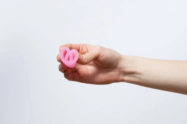 Mâna Feminină Ține Ceașcă Menstruală Roz Arată Cum Pliați Fundal — Fotografie, imagine de stoc