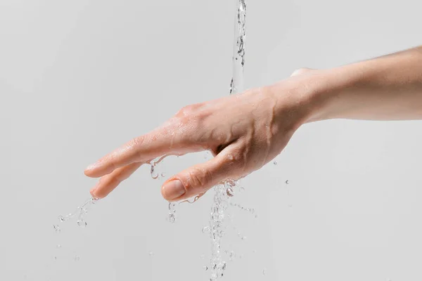 Kobieta Ręka Pod Strumieniem Wody Białym Odizolowanym Tle Pojęcie Kosmetyków — Zdjęcie stockowe