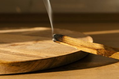 Palo Santo ağacının saçılmış dalları ahşap bir arka planda. Peru kutsal odun dumanı. Meditasyon, stres önleyici ve rahatlatıcı kavramlar için esrarengiz nesneler.