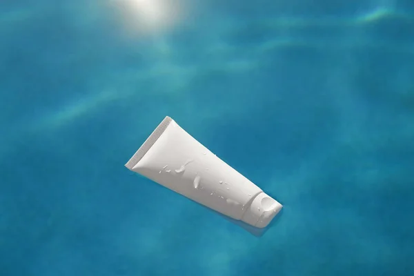 Mockup Branco Tubo Hidratante Protetor Solar Com Gotas Água Uma — Fotografia de Stock