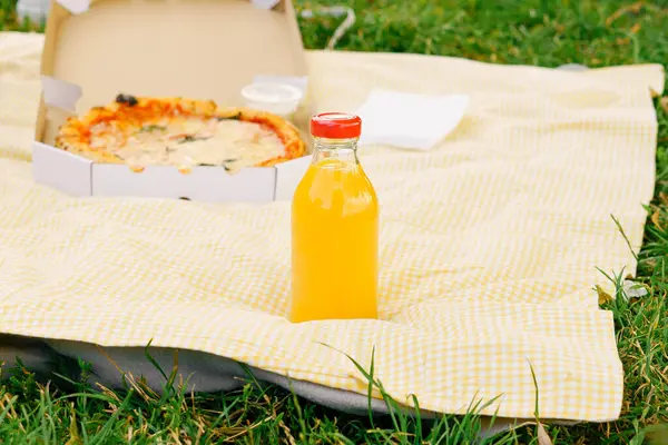 オレンジまたはマルチビタミンジュース ピザの背景にあるガラス瓶でピザをピクニックします エコパッケージのコンセプトと顧客による製品の使用 — ストック写真