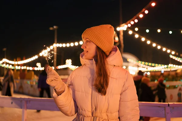 Een Jonge Glimlachende Vrouw Winterkleding Houdt Een Ster Tegen Achtergrond — Stockfoto