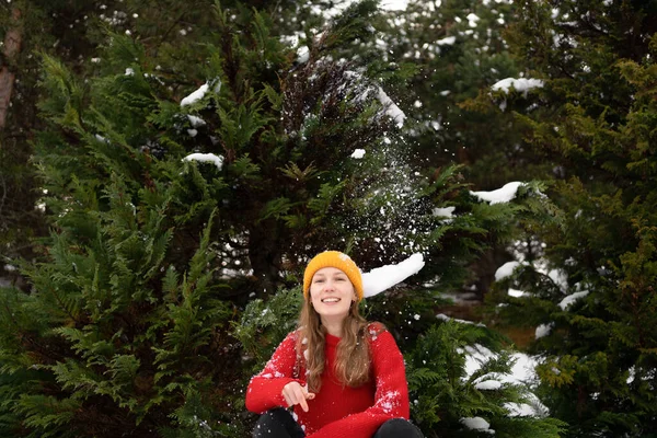 Young Smiling Woman Knitted Hat Having Fun Outdoors Background Christmas — Stock Photo, Image