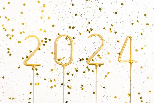 2024 numaraya yakın çekim ve beyaz izole arka planda altın parıltısı. Yeni yıl konsepti, Noel, iş arkadaşlarının selamları ve yeni yıl arifesi kutlamaları.