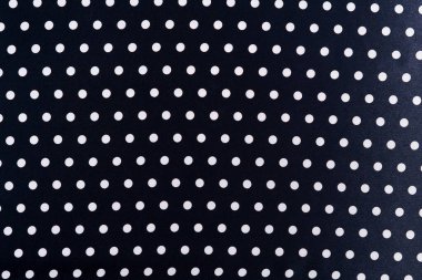 Siyah ipek kumaş ya da beyaz benekli polyester kumaş. Tasarımın için arka plan. elbise, etek ya da gömlek dikmek için malzeme