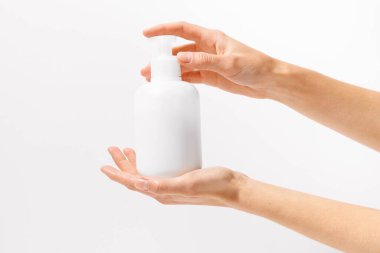 Beyaz izole edilmiş arka planda şeker kutusuyla beyaz vücut kremi ya da yüz kremi tutan kadın elleri. Güzellik ürünleri, beslenme ve cilt bakımı kavramı. Tasarımın için resim