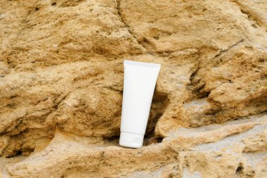 Beyaz yüz ve vücut kremi ya da sarı kireç taşı üzerinde losyon tüpü modeli. Güzellik için doğal kozmetik konsepti