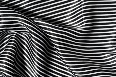 Kırışık ya da buruşuk siyah beyaz çizgili ipek kumaşın yakın çekim dokusu. Terzilik konsepti. Tasarımın için resim