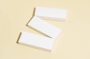 Su toplayan paketlerdeki ilaçlar için üç beyaz model kutu, sarı izole edilmiş arka planda oral doğum kontrol hapları ya da diyet takviyeleri. Eczacılık, sağlık ve hastalıkların tedavisi kavramı