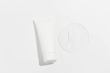 Beyaz yalıtılmış arka planda beyaz bir yüz kremi ya da vücut kremi tüpünün beyaz bir örneği..