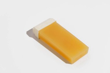 Beyaz izole edilmiş arka planda tüy dökmek için sarı değiştirilebilir balmumu kaset. Vücut kıllarının alınması, güzellik prosedürleri