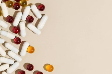 Bej izole arka planda şeffaf ve beyaz kapsül hapları. Hastalık tedavisi, sağlık, eczane ve beslenme malzemeleri kavramı. Tasarımın için resim.