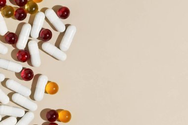 Bej izole arka planda beyaz ve kırmızı kapsül haplarının yan görüntüsü. Sağlık ve eczane kavramı, araştırma ve tıp. Tasarımınız için arkaplan.