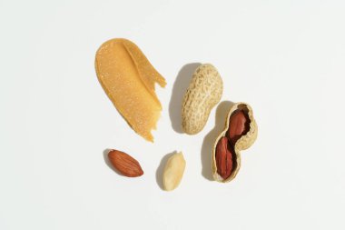 Fıstık ezmesi lekesi seti, beyaz izole arka planda fındık ve kabuk. Doğal atıştırmalıklar. Tasarımın için resim