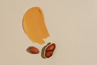 Bej izole arka planda fıstık ezmesi ve fıstık ezmesi. Sağlıklı atıştırmalık, protein kaynağı, fındık ezmesi konsepti malzemeleri..