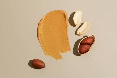 Fıstık ezmesi ve bej izole arka planda fıstık ezmesi. Protein kaynağı, sağlıklı atıştırmalık, fındık ezmesi konsepti..