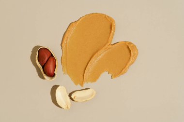 Fıstık ezmesi kremalı ve bej izole edilmiş arka planda fıstık ezmesi. Protein kaynağı, sağlıklı atıştırmalık, fındık ezmesi konsepti..