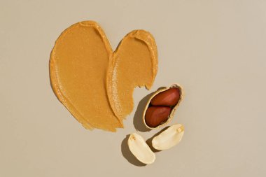 Bej izole arka planda kremalı fındık ezmesi ve fıstık ezmesi. Protein kaynağı, sağlıklı beslenme, fıstık ezmesi.