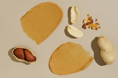 Kremalı fındık ezmesi ve kabuklu fıstıkla bej izole edilmiş arka plan. Doğal protein kaynağı, sağlıklı bir aperatif ve kahvaltı.