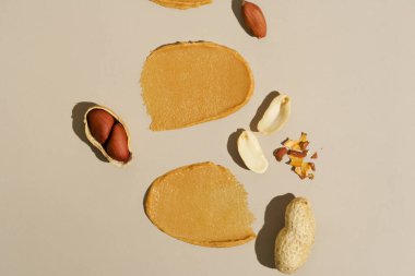 Fıstık ezmesi, kabuk, bej izole arka planda kremalı fıstık ezmesi lekesi. Ceviz ezmesi konsepti, sağlıklı atıştırmalık, protein kaynağı