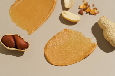 Fıstık ezmesi, kabuk ve bej rengi izole edilmiş arka planda kremalı fıstık ezmesi lekesi. Ceviz ezmesi konsepti, sağlıklı atıştırmalık, protein kaynağı