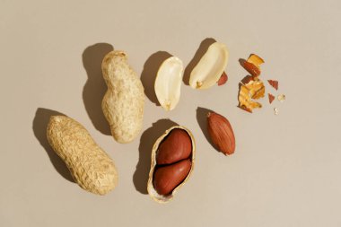 Bej izole arka planda fıstık ve kabuk yakın plan. Ceviz ezmesi konsepti, sağlıklı atıştırmalık, protein kaynağı