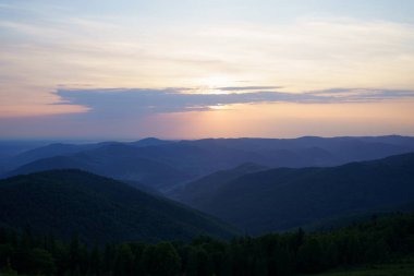 Şafak manzarası ve dağlarda parlayan güneşli mavi gökyüzü. Tasarımınız için resim ve metniniz için boşluk. Yürüyüş, açık hava eğlencesi, biyolojik çeşitliliği koruma kavramı.