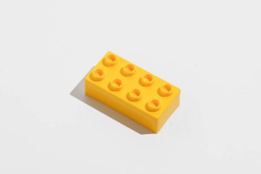 Beyaz izole edilmiş arka planda birçok plastik renkli gökkuşağı oyuncak tuğla bloklarının açılı görüntüsü. Eğitici çocuk oyunları konsepti