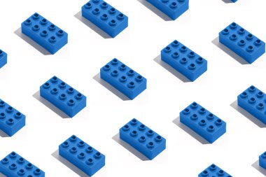 Birçok dikdörtgen mavi plastik yapı taşı kalıbı beyaz izole arka planda inşaatçılar için oyuncak tuğlalar. Eğitim oyunları konsepti. Tasarımın için resim