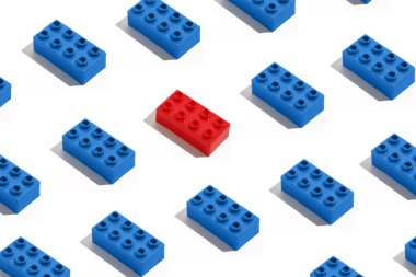 Birçok mavi dikdörtgen tuğla kalıbı inşaat için ve kırmızı antagonist beyaz izole arka planda. Yüzleşme ve muhalefet kavramı, kalabalıktan uzak durmak. Eğitim Oyunları