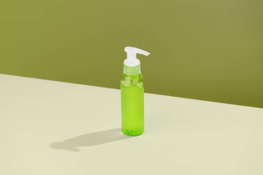 Yeşil krem kavanozu ya da yüz ve vücut için jöle ve gölge ile izole edilmiş yeşil arka planda. Güzellik ürünleri, günlük cilt bakımı ve beslenme konsepti.