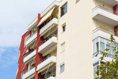 Arnavutluk 'un deniz kıyısındaki Akdeniz tarzı modern apartman binası. Yurtdışında ev satma, daire kiralama