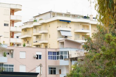 Arnavutluk 'un deniz kıyısındaki Akdeniz tarzı modern apartman binası. Yurtdışında ev satma, daire kiralama
