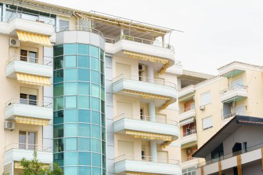Arnavutluk 'un deniz kıyısındaki Akdeniz tarzı modern apartman binası. Yurtdışında ev satma, daire kiralama
