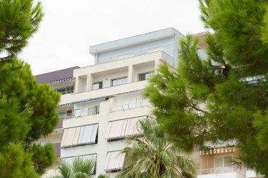 Arnavutluk 'un deniz kıyısındaki Akdeniz tarzı modern apartman binası. Yurtdışında ev satma, daire kiralama