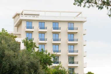 Arnavutluk 'un deniz kıyısındaki Akdeniz tarzı modern minimalist apartman binası. Yurtdışında ev satma, daire kiralama