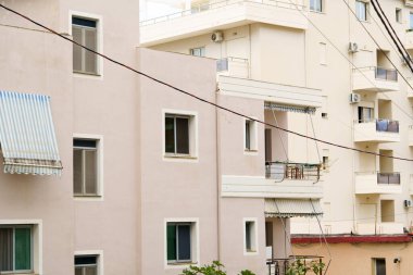 Arnavutluk 'un deniz kıyısındaki Akdeniz tarzı modern apartman binası. Yurtdışında ev satma, daire kiralama