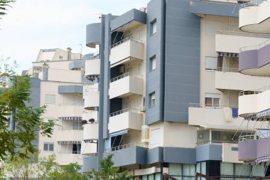Arnavutluk 'un deniz kıyısındaki Akdeniz tarzı modern apartman binası. Yurtdışında ev satma, daire kiralama