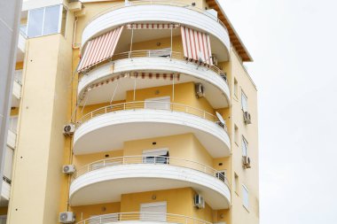 Arnavutluk 'ta deniz kıyısında kliması olan Akdeniz tarzı modern minimalist bir apartman. Yurtdışında ev satma, daire kiralama