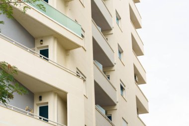Arnavutluk 'un deniz kıyısındaki Akdeniz tarzı modern apartman binası. Yurtdışında ev satma, daire kiralama