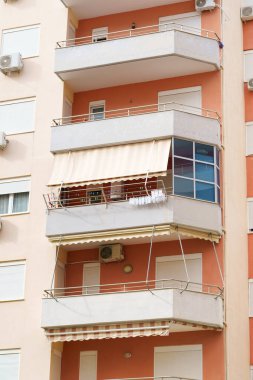 Arnavutluk 'ta deniz kıyısında kliması olan Akdeniz tarzı modern minimalist bir apartman. Yurtdışında ev satma, daire kiralama