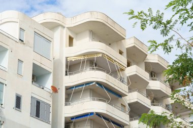 Arnavutluk 'un deniz kıyısındaki Akdeniz tarzı modern apartman binası. Yurtdışında ev satma, daire kiralama