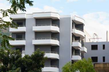 Arnavutluk 'un deniz kıyısındaki Akdeniz tarzı modern apartman binası. Yurtdışında ev satma, daire kiralama