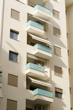 Arnavutluk 'un deniz kıyısındaki Akdeniz tarzı modern apartman binası. Yurtdışında ev satma, daire kiralama