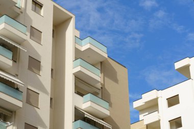 Arnavutluk 'un deniz kıyısındaki Akdeniz tarzı modern minimalist apartman binası. Yurtdışında ev satma, daire kiralama