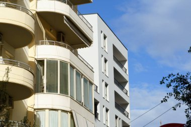 Arnavutluk 'un deniz kıyısındaki Akdeniz tarzı modern apartman binası. Yurtdışında ev satma, daire kiralama